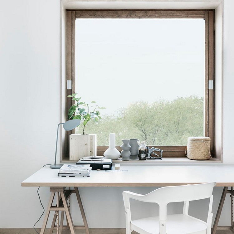 bureau scandinave -table-bois-clair-chaise-blanche-cache-pot-bois-lampe-bureau-bleu-pastel
