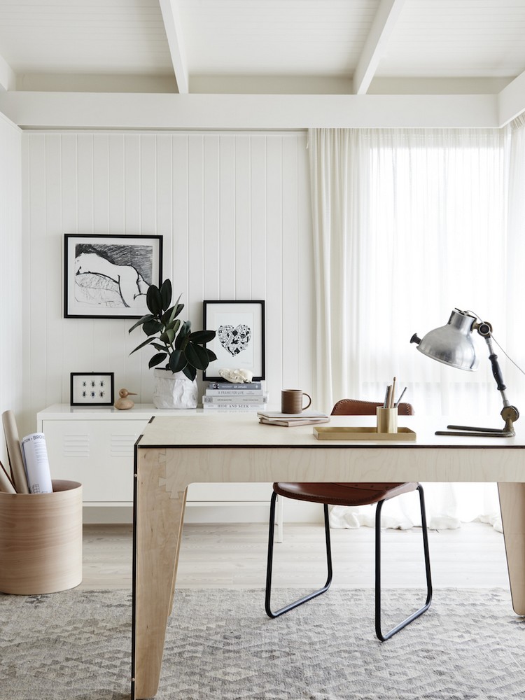 bureau scandinave -table-bois-clair-chaise-cuir-marron-metal-lambris-mural-bois-blanc