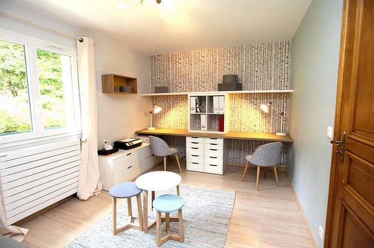 bureau scandinave -table-double-chaises-bois-gris-papier-peint-bouleau