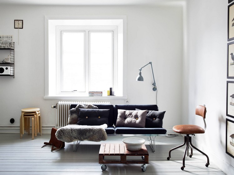 canapé scandinave -IKEA-noir-structure-pietement-metal-coussins-capitonnes-couverture-grise