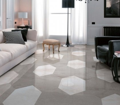 carrelage-gris-clair-blanc-neige-forme-hexagonale-canapé-froit-blanc-fauteuil-cuir-noir