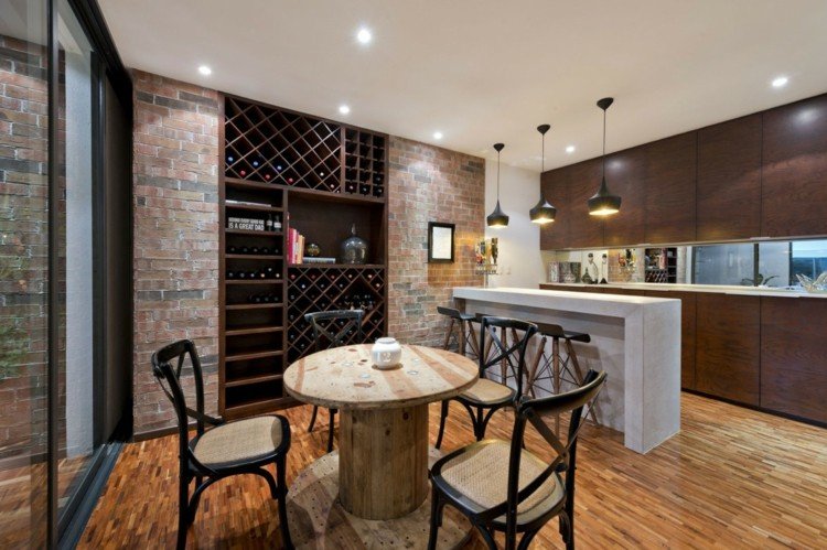 Casier à bouteilles, cave à vin et refroidisseur dans la cuisine Deco cuisine avec table intégrée
