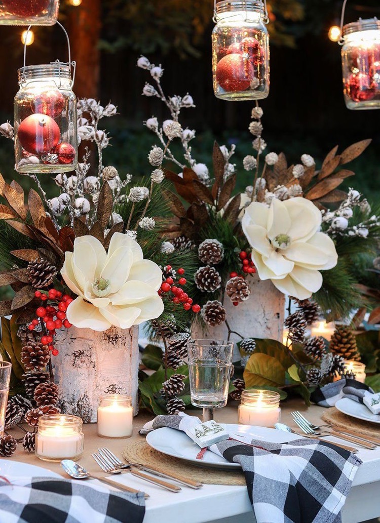 centre de table avec écorce arbre poinsettia blanc branches de sapin pommes de pin boules de Noel rouges