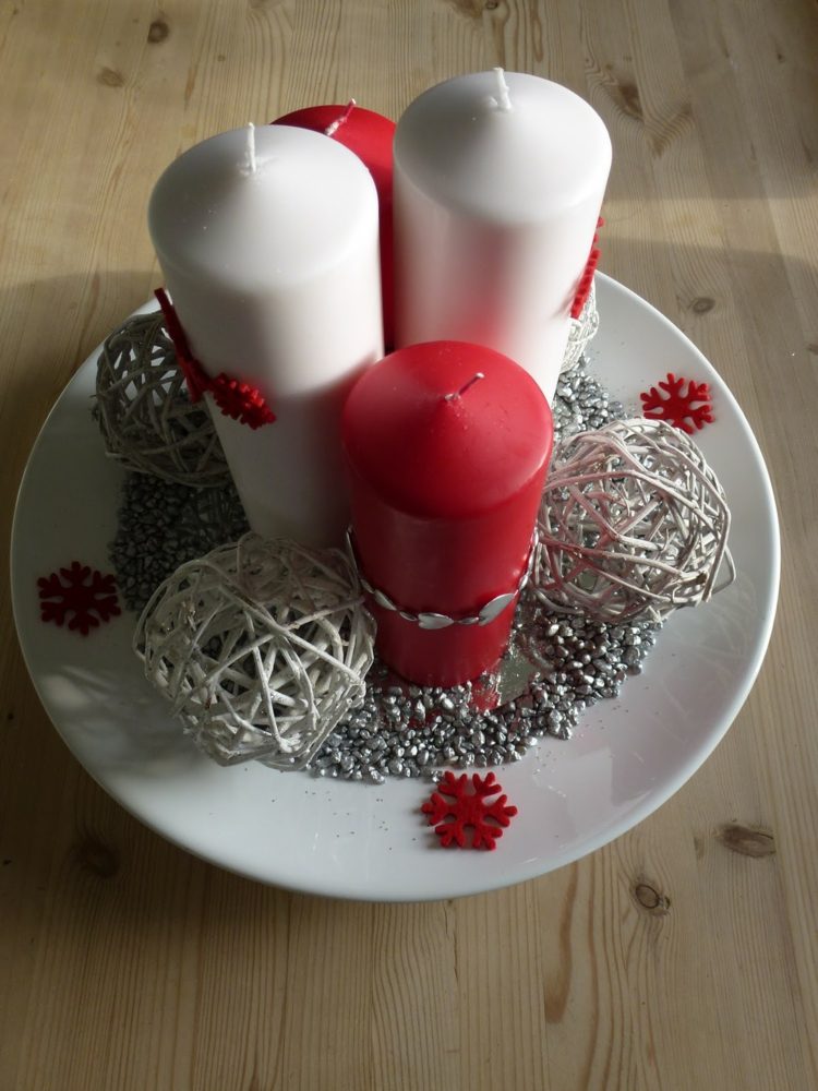 centre de table Avent-arrangement-bougies-cylindriques-blanc-rouge-boules-osier