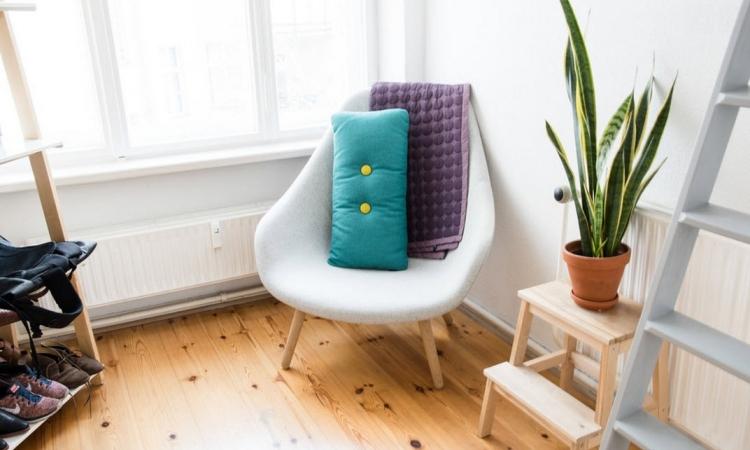 chaise scandinave blanc-coussin-décoratif-parquet-massif