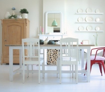 chaise-scandinave-bois-blanc-rouge-table-assortie