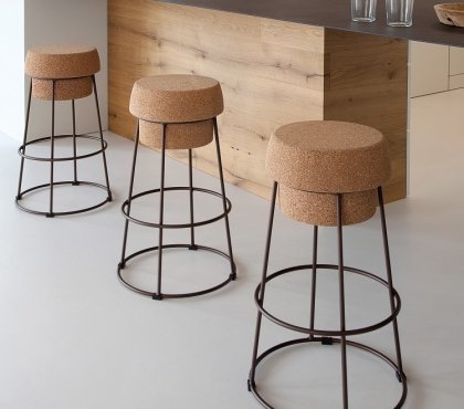 chaises-bar-design-original-bouchons-liège-cuisine-moderne