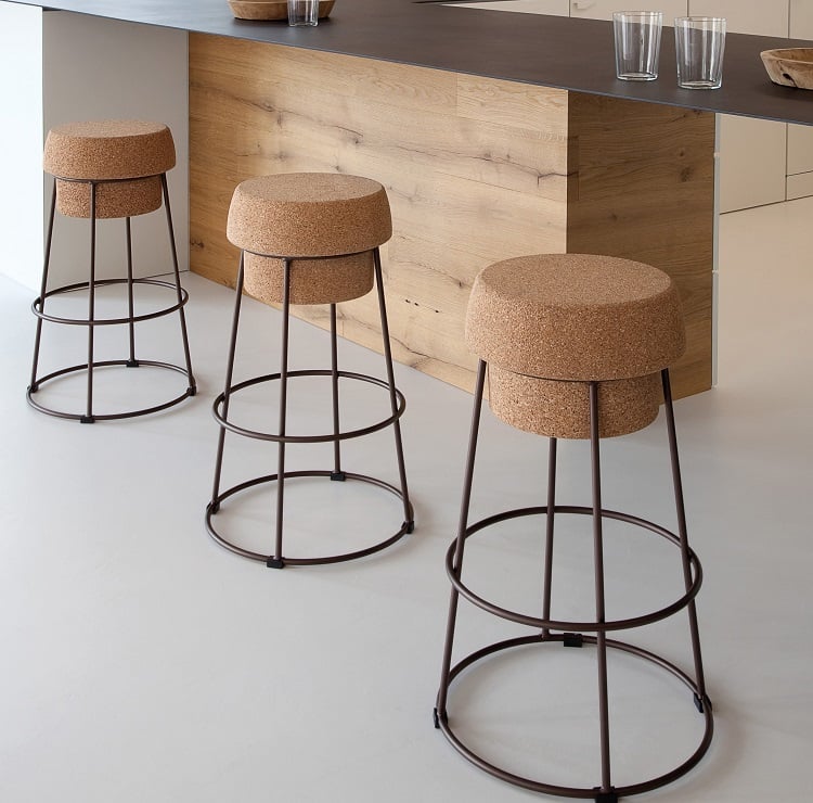 chaises-bar-design-original-bouchons-liège-cuisine-moderne