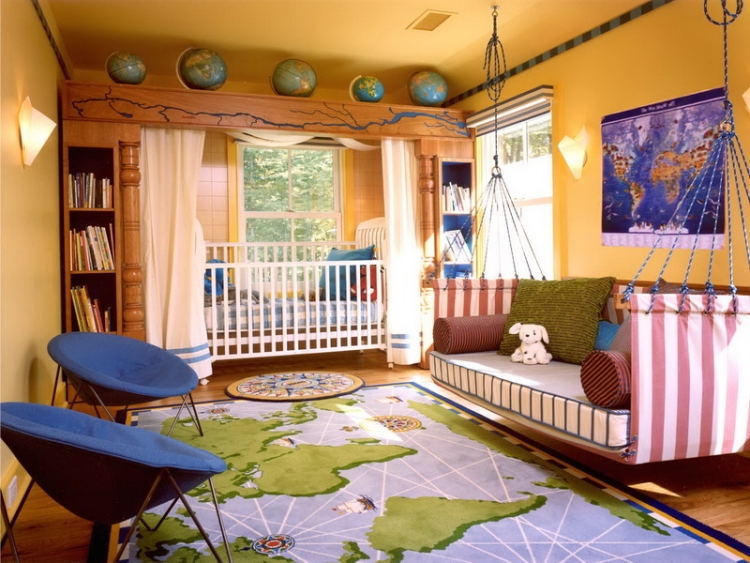 chambre-enfant-bleu-chaise-design-bleu-foncé-peinture-jaune-coussins