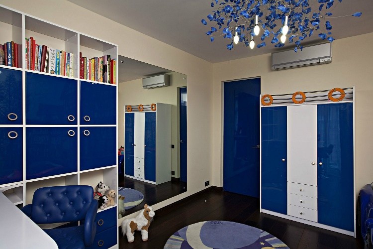 Chambre enfant bleu et déco aux accents colorés ! Lustres décor Enfant