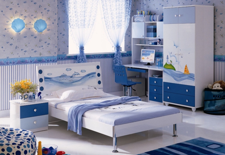 chambre-enfant-bleu-papiers-peint-lit-bois-blanc