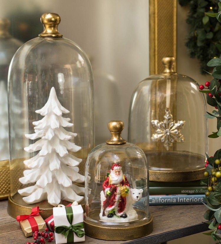 cloche-verre-accents-laiton-décorer-Noël-figurines-douces