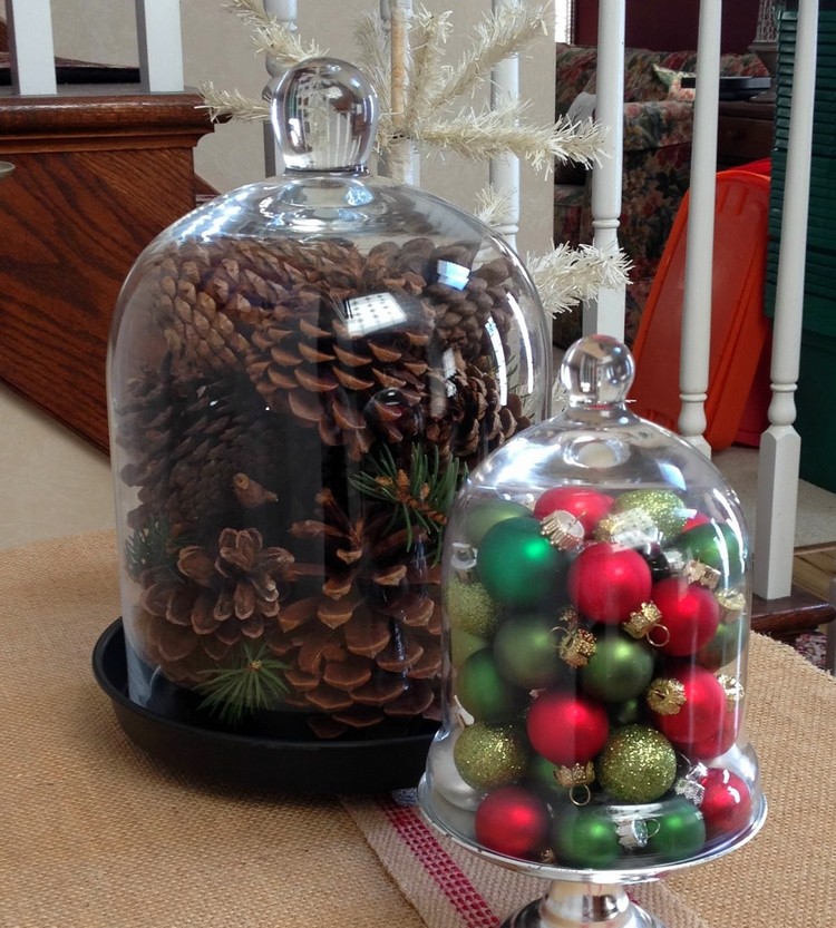 cloche en verre décorer-Noël-pommes-pins-boules-vertes-rouges