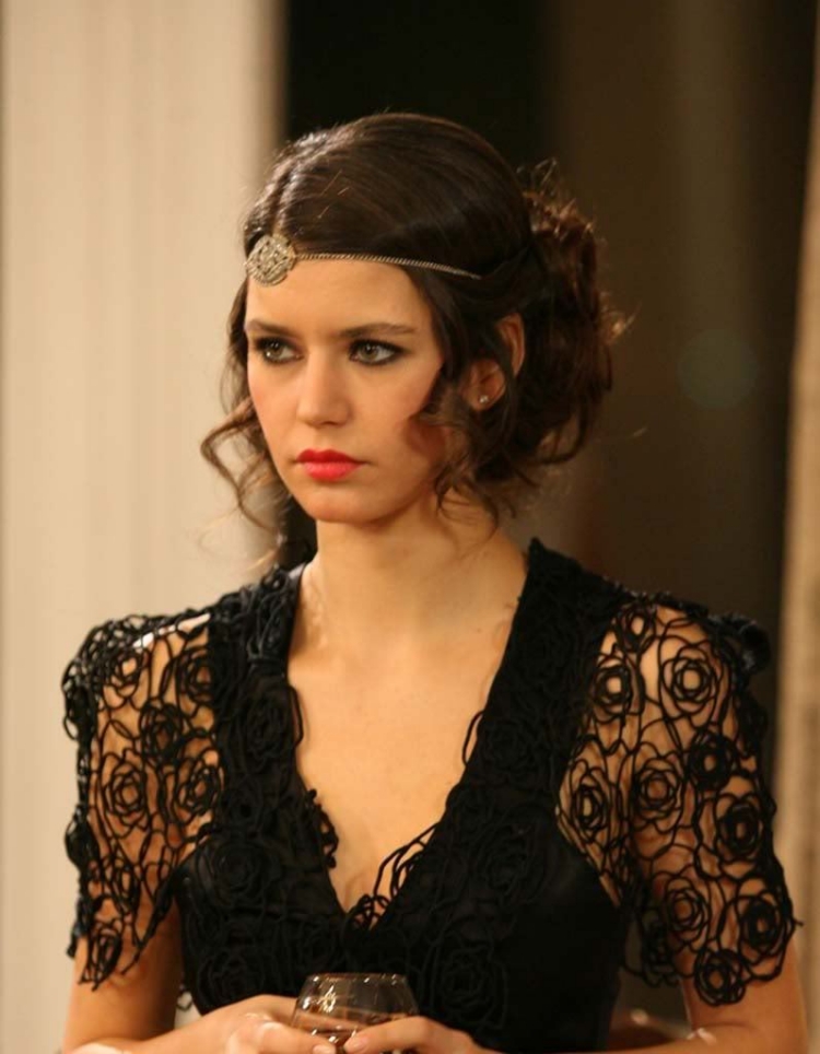 coiffure-nouvel-an-chignon-flou-esprit-vintage-robe-noire