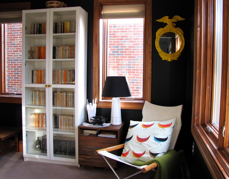 coin lecture -chaleureux-coussin-motifs-colores-meuble-bibliotheque-vitre
