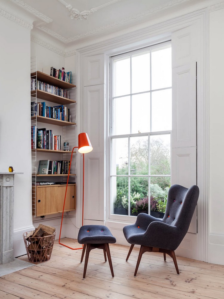 coin lecture -fauteuil-repose-pied-gris-lampadaire-orange-meuble-bibliotheque-bois