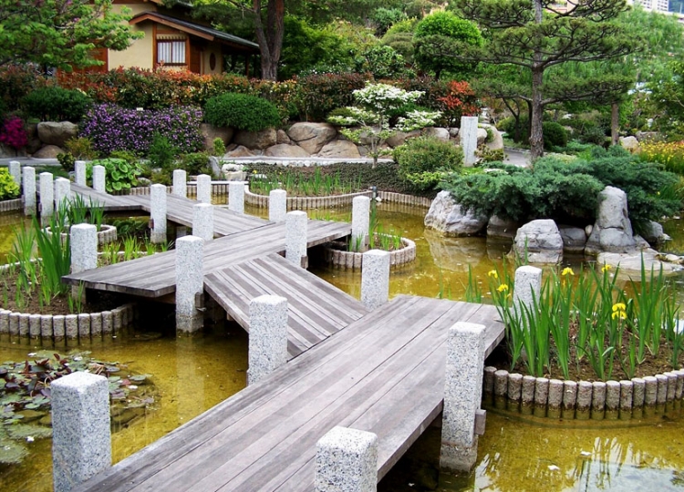comment-aménager-son-jardin-japonais-lac-arbres-pont-bois