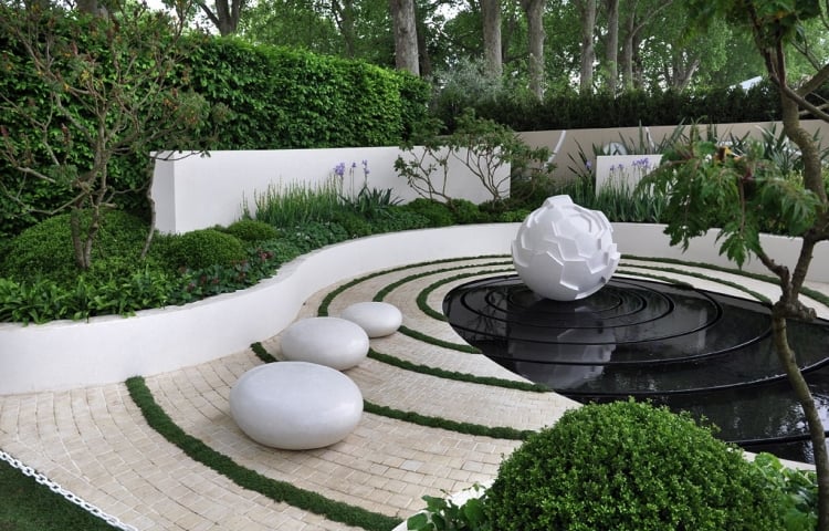 comment-aménager-son-jardin-moderne-design-zen-boules-noir-blanc