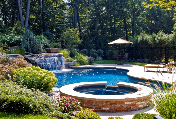 comment-aménager-son-jardin-piscine-extérieure-cascade-artificielle