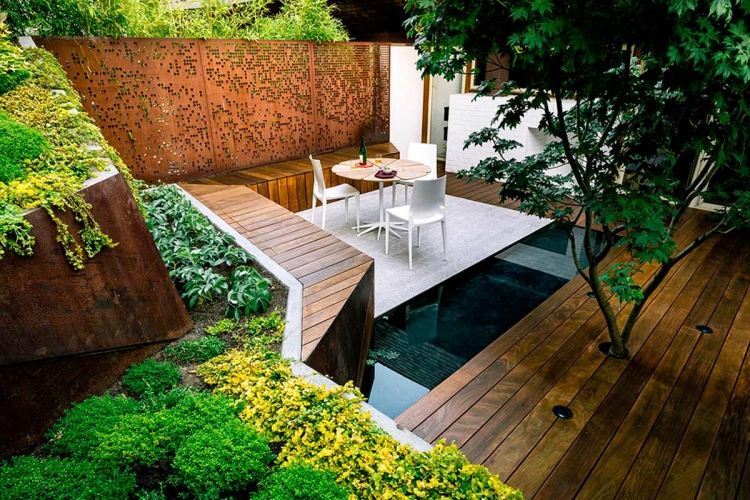 comment aménager son jardin végétation-sauvage-terrasse-bois-composite