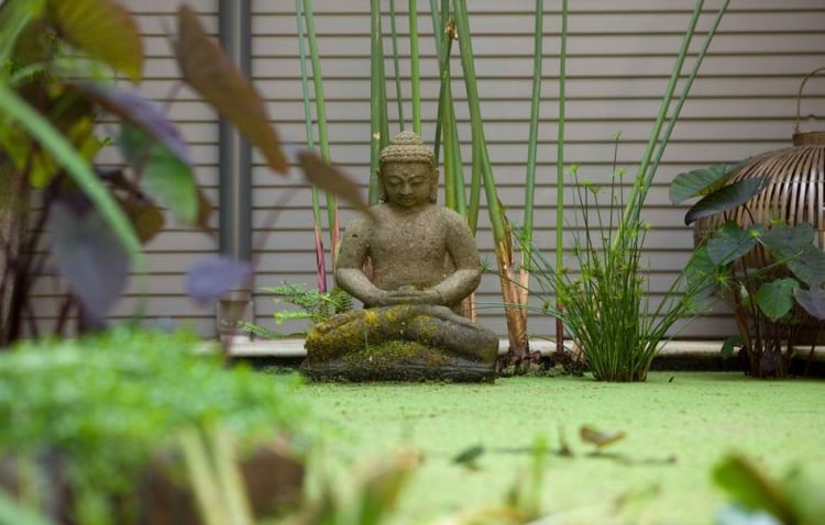 comment-aménager-son-jardin-zen-moderne-statue-bouddha