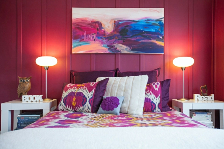 couleur-chambre-lambris-mural-bois-rouge-tableau-abstrait