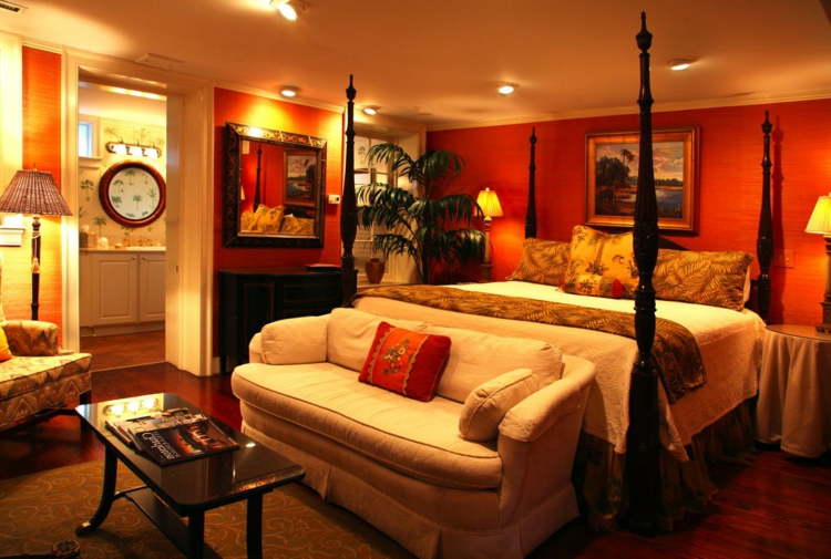 couleur-chambre-murs-orange-lit-baldaqun-parquet-massif