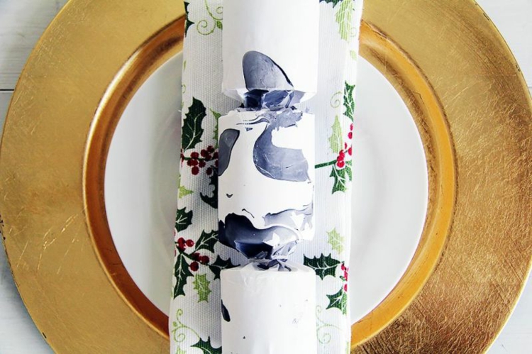 crackers Noël marbrés-assiette-blanc-or-serviette-motif-houx
