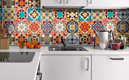 crédence-cuisine-carreaux-ciment-multicolore-mobilier-blanc