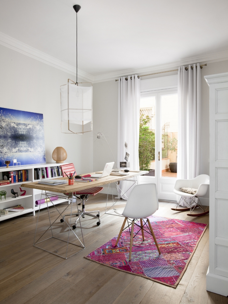 design-scandinave-bureau-bois-massif-chaise-design-blanc-parquet-massif-tapis-multicolore