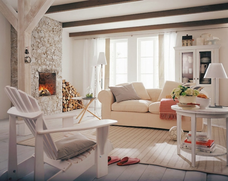 design-scandinave-canapé-beige-fauteuils-bois-blanc-poutres-apparentes-plafond