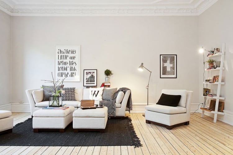 design-scandinave-canapé-blanc-fauteuils-assortis-tapis-noir-sol-bois