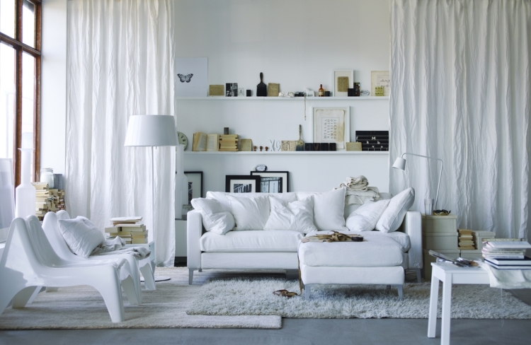 design scandinave canapé-droit-blanc-fauteuils-assortis-rideaux-blancs-tapis-shaggy-gris-taupe