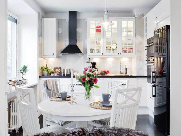 design-scandinave-cuisine-blanc-table-ronde-bois-blanc-chaises-assorties