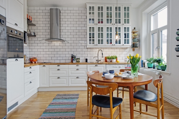 design-scandinave-meubles-cuisine-blanc-table-ronde-bois-massif-chaises-assortie-parquet-massif