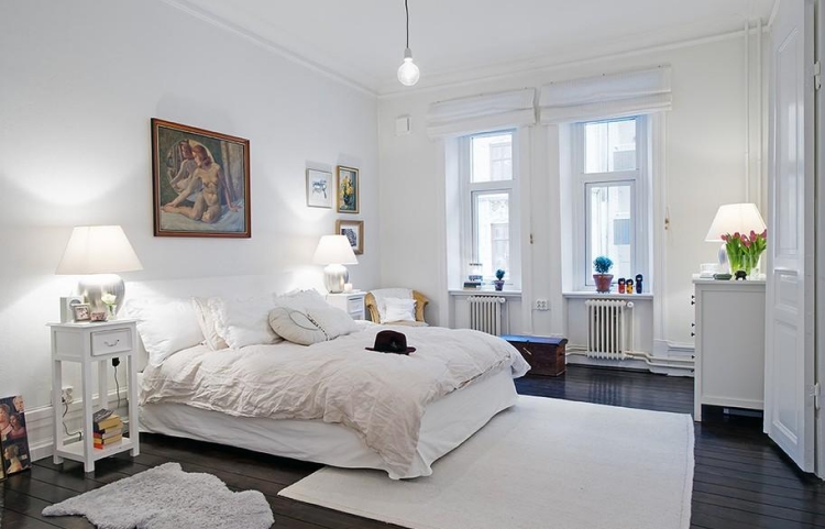 design-scandinave-murs-blanc-parquet-bois-brun-tapis-blanc-literie-assortie