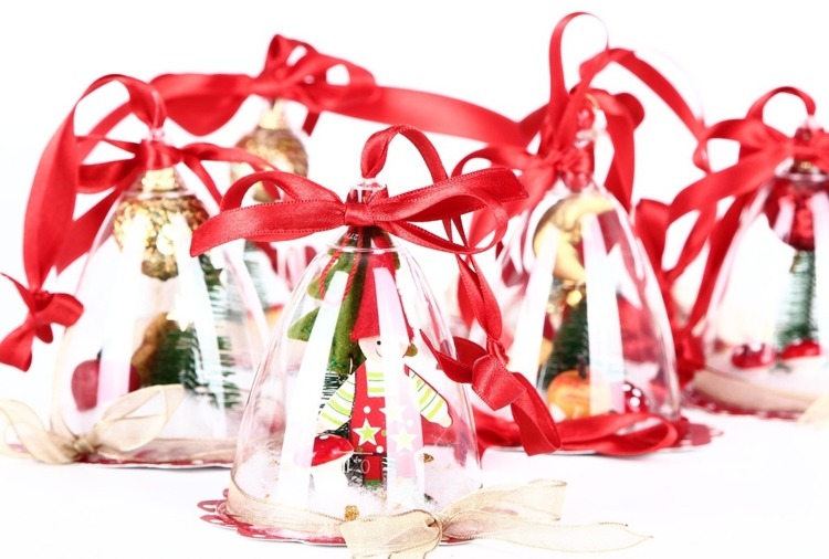 déco Noël fait maison -verre-vin-boules-verre-noeuds-rubans-rouges-figurines
