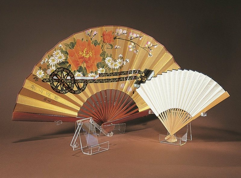 déco-japonaise-éventails-papier-coloré-fleurs