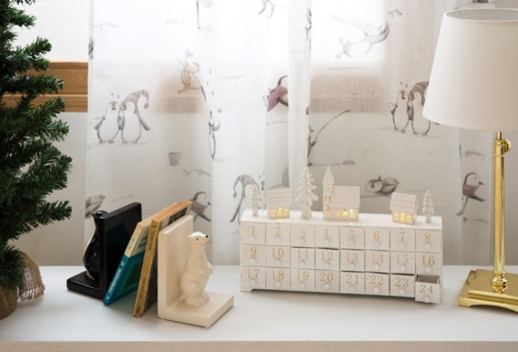 décoration chambre d’enfant -calendrier-avent-bois-maisonettes-blanches-support-livre-ours