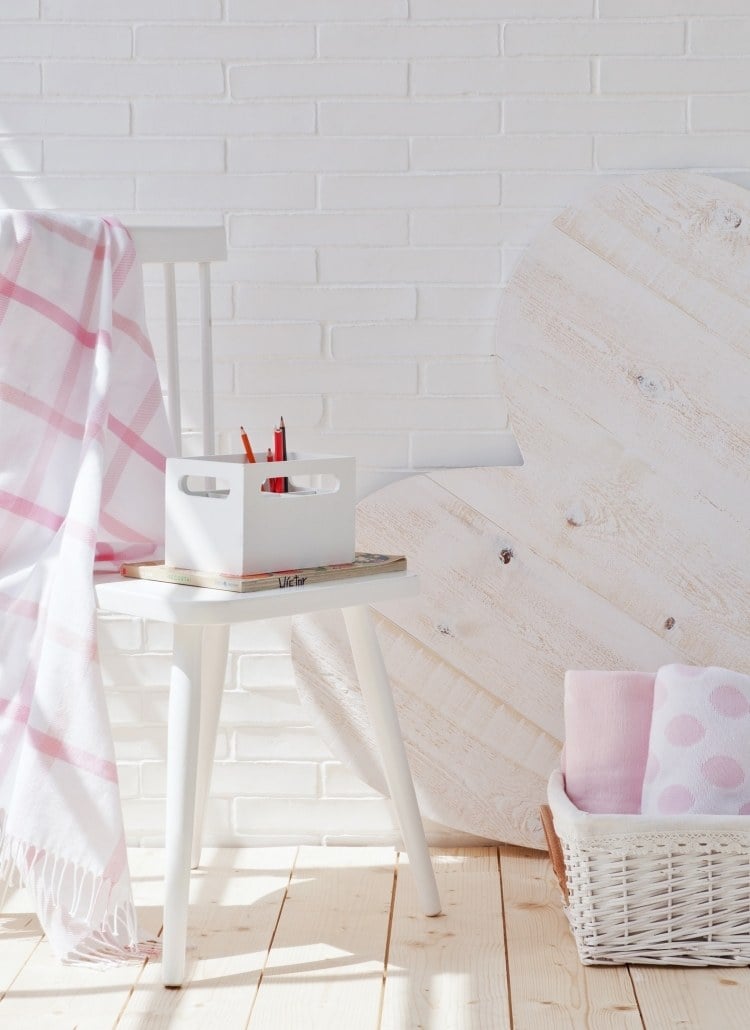 décoration chambre d’enfant -deco-murale-coeur-bois-blanchi-textiles-blanc-rose-pale