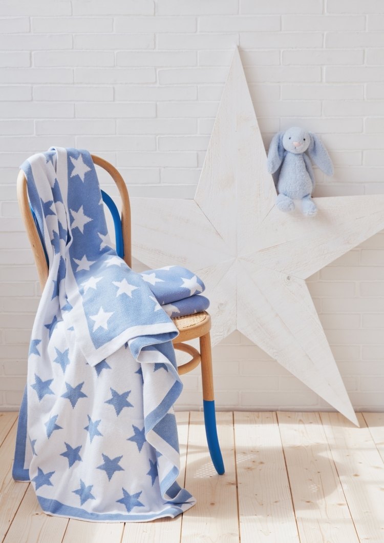 décoration chambre d’enfant -etoile-bois-blanchi-couverture-blanc-bleu-motif-etoile