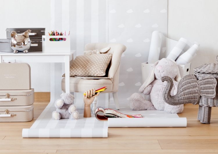 décoration chambre d’enfant -papier-peint-motif-nuage-peluches-meubles-tapisserie-beige-clair