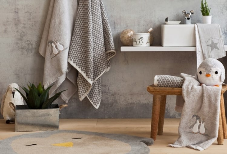 décoration chambre d’enfant -textiles-bains-serviettes-grises-motif-pingouin-etoiles-tapis-pingouin