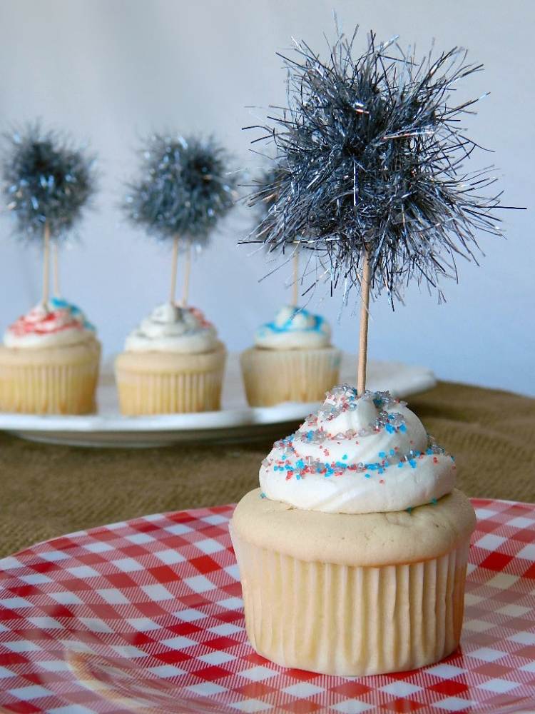 décoration cupcake –nouvel-an-batonnet-bois-cimier-guirlande-scintillante-argent