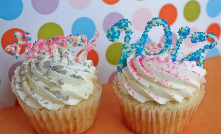décoration cupcake –nouvel-an-chiffres-noms-sucre-colore