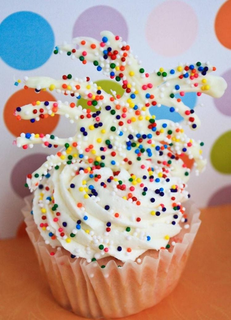 décoration cupcake –nouvel-an-creme-vanille-perles-sucrees-multicolores