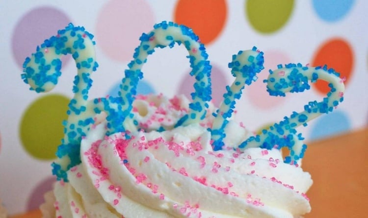décoration cupcake –nouvel-an-sucre-colore-bleu-rose