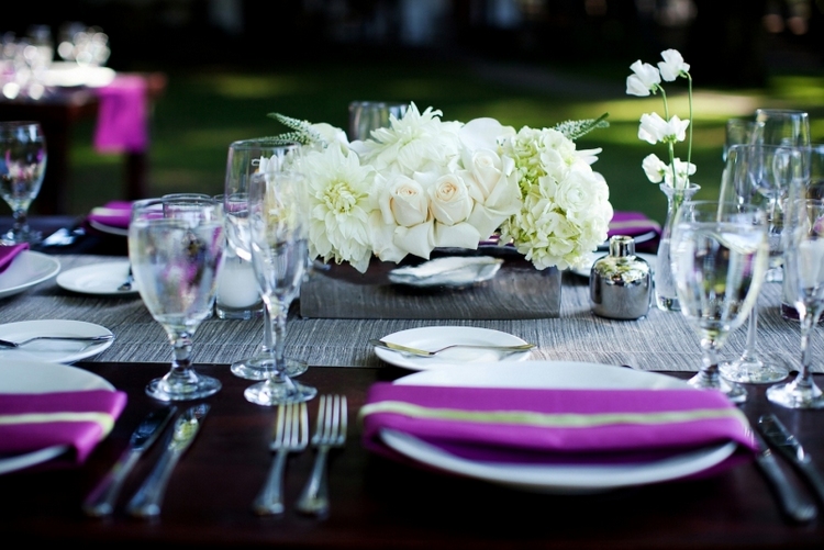 décoration florale centre table fleurs-blanches-fond-anthracite-violet