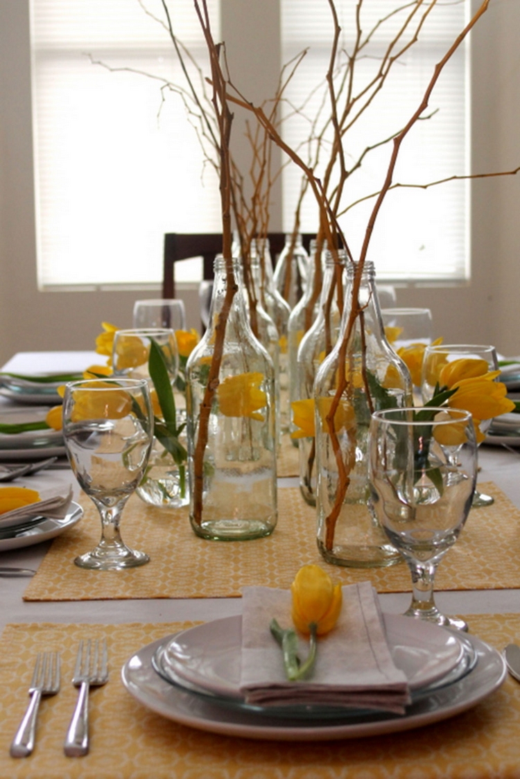 décoration-florale-table-branches-bouteilles-tulipes-jaunes
