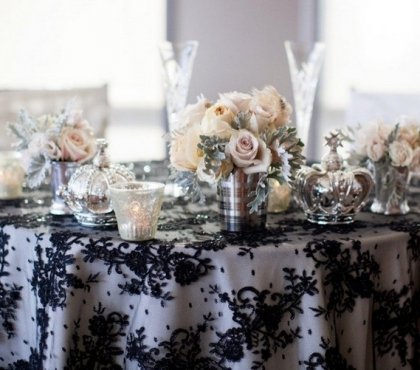 décoration florale table hivernale-chic-fleurs-pastel-nappe-dentelle